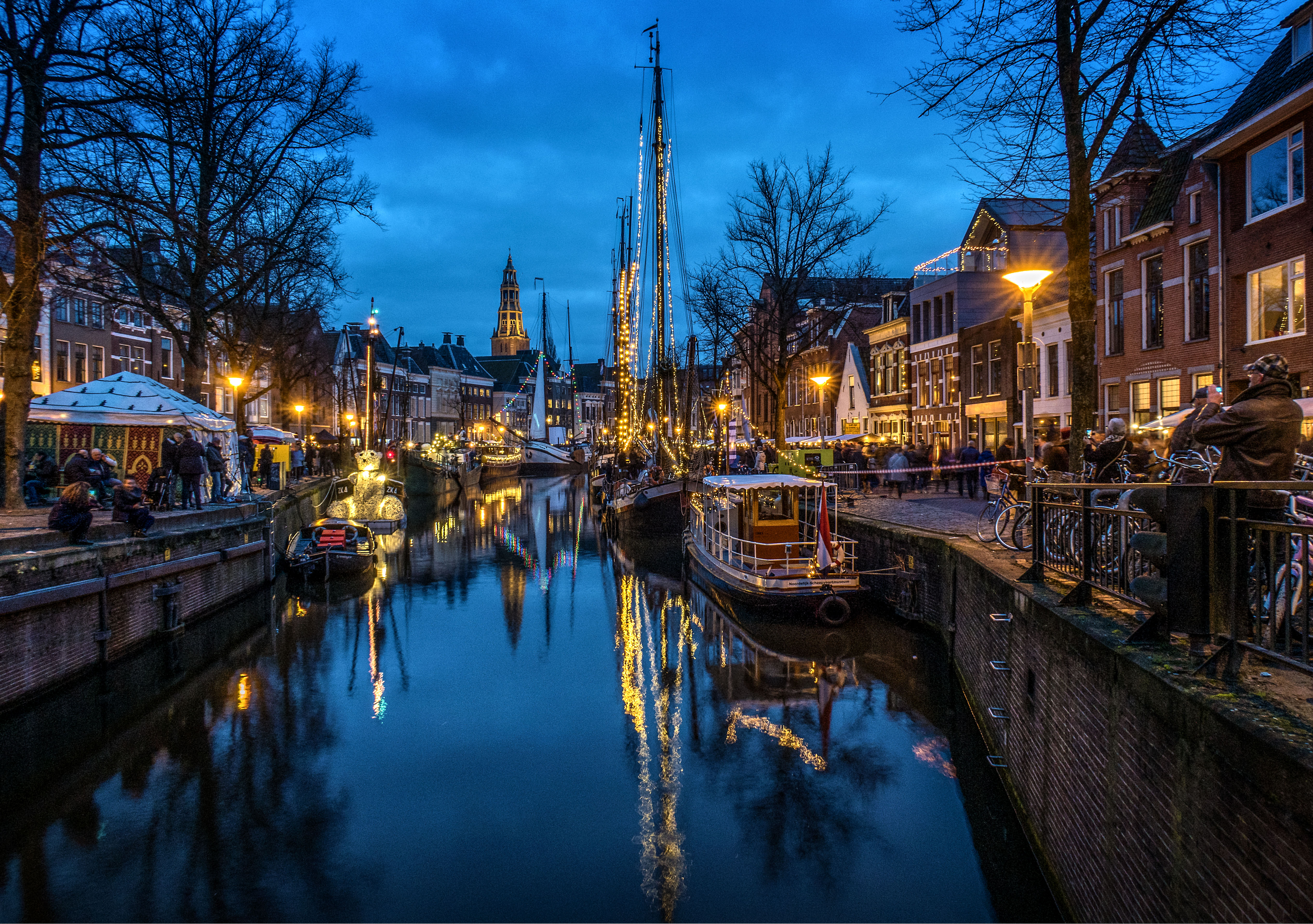De binnenstad van Groningen in de avond. 